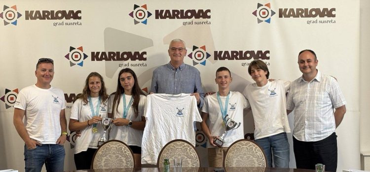 Veslači VK Karlovac na primanju kod gradonačelnika Damira Mandića